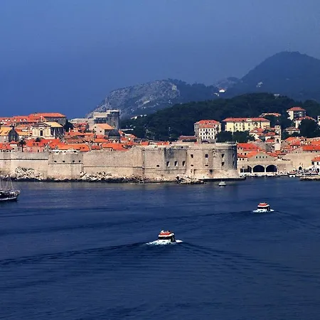 Throne Iii. Apartamento