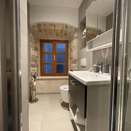 Throne Iii. Apartman *